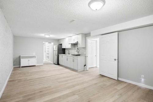 35 Bermuda Drive Nw, Calgary, AB - Indoor Photo Showing Kitchen