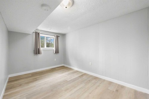 35 Bermuda Drive Nw, Calgary, AB - Indoor Photo Showing Other Room