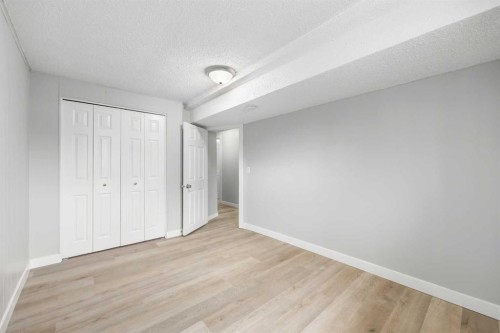 35 Bermuda Drive Nw, Calgary, AB - Indoor Photo Showing Other Room