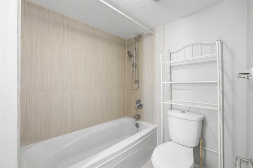 35 Bermuda Drive Nw, Calgary, AB - Indoor Photo Showing Bathroom