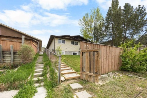 35 Bermuda Drive Nw, Calgary, AB - Outdoor