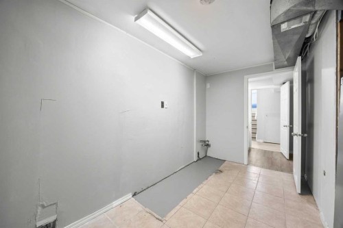 35 Bermuda Drive Nw, Calgary, AB - Indoor Photo Showing Other Room