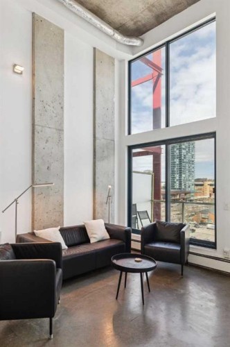 511-535 8 Avenue Se, Calgary, AB - Indoor Photo Showing Living Room