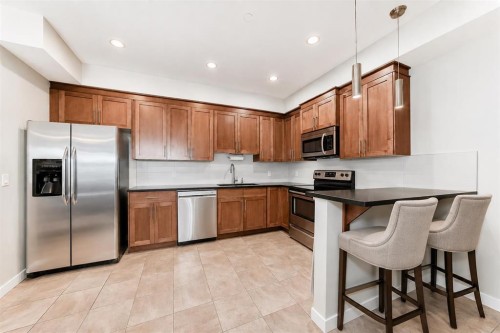 210-1005A Westmount Drive, Strathmore, AB - Indoor Photo Showing Kitchen With Stainless Steel Kitchen