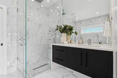 4747 26 Avenue Sw, Calgary, AB - Indoor Photo Showing Bathroom