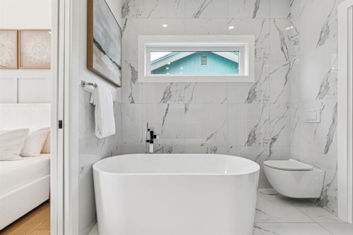 4747 26 Avenue Sw, Calgary, AB - Indoor Photo Showing Bathroom