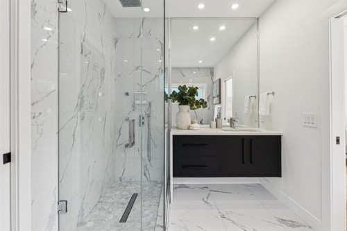 4747 26 Avenue Sw, Calgary, AB - Indoor Photo Showing Bathroom