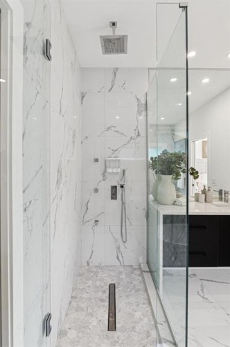 4747 26 Avenue Sw, Calgary, AB - Indoor Photo Showing Bathroom