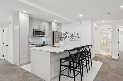 4747 26 Avenue Sw, Calgary, AB - Indoor Photo Showing Kitchen