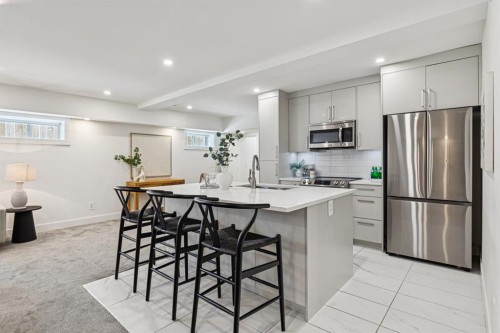 4747 26 Avenue Sw, Calgary, AB - Indoor Photo Showing Kitchen