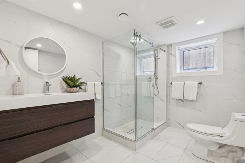 4747 26 Avenue Sw, Calgary, AB - Indoor Photo Showing Bathroom
