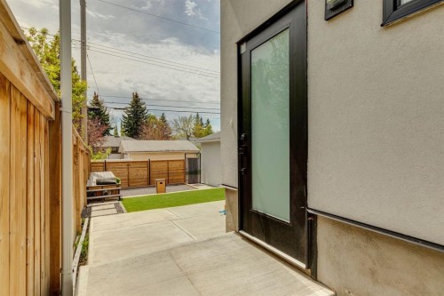 4747 26 Avenue Sw, Calgary, AB - Indoor Photo Showing Other Room