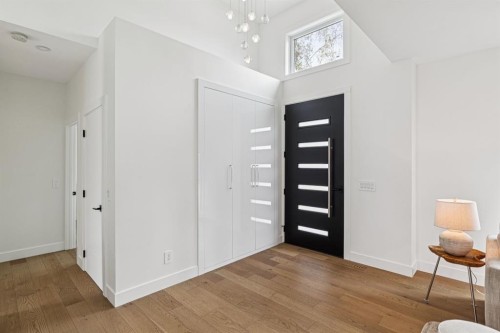 4747 26 Avenue Sw, Calgary, AB - Indoor Photo Showing Other Room