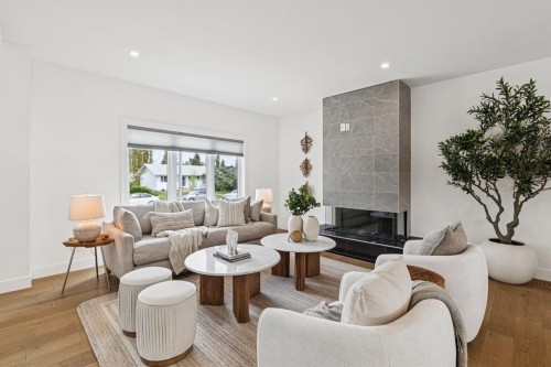 4747 26 Avenue Sw, Calgary, AB - Indoor Photo Showing Living Room
