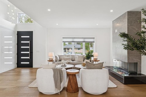 4747 26 Avenue Sw, Calgary, AB - Indoor Photo Showing Living Room