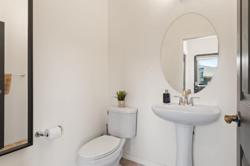 648 Mahogany Boulevard Se, Calgary, AB - Indoor Photo Showing Bathroom