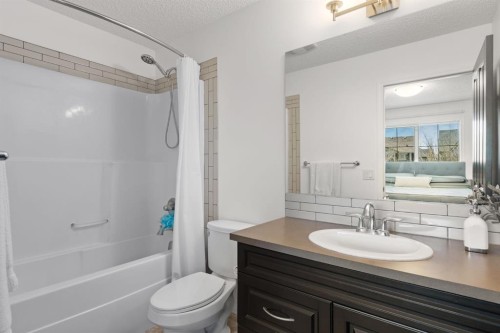 648 Mahogany Boulevard Se, Calgary, AB - Indoor Photo Showing Bathroom