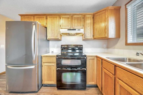 312 Strathaven Drive, Strathmore, AB - Indoor Photo Showing Kitchen With Double Sink