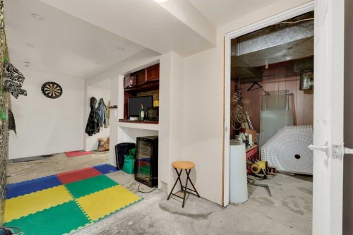 314 Bruce Avenue, Carbon, AB - Indoor