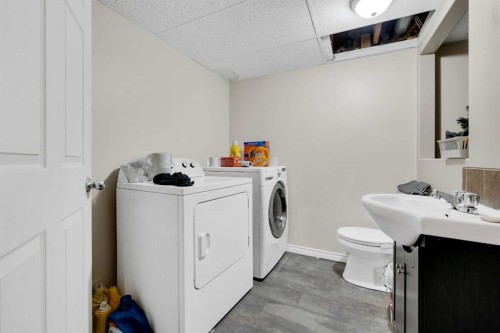 314 Bruce Avenue, Carbon, AB - Indoor Photo Showing Laundry Room