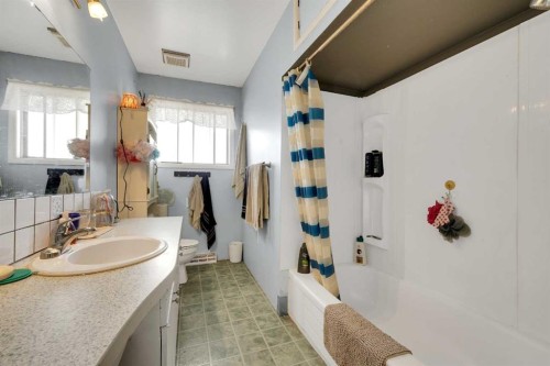 314 Bruce Avenue, Carbon, AB - Indoor Photo Showing Bathroom