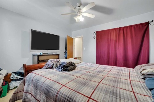 314 Bruce Avenue, Carbon, AB - Indoor Photo Showing Bedroom