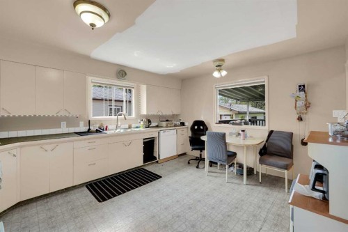 314 Bruce Avenue, Carbon, AB - Indoor