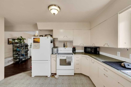314 Bruce Avenue, Carbon, AB - Indoor Photo Showing Kitchen