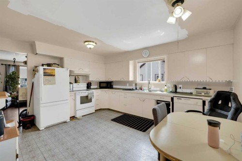 314 Bruce Avenue, Carbon, AB - Indoor Photo Showing Kitchen