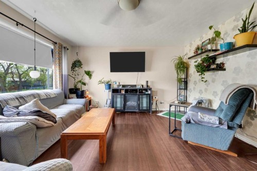 314 Bruce Avenue, Carbon, AB - Indoor Photo Showing Living Room