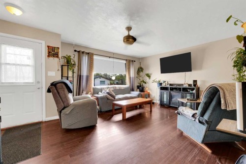 314 Bruce Avenue, Carbon, AB - Indoor Photo Showing Living Room
