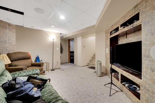314 Bruce Avenue, Carbon, AB - Indoor