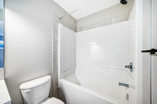 23 Magnolia Street Se, Calgary, AB - Indoor Photo Showing Bathroom
