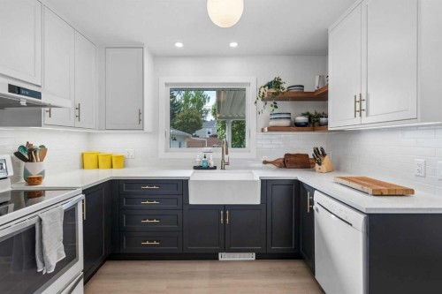 419 40 Street Sw, Calgary, AB - Indoor Photo Showing Kitchen With Upgraded Kitchen