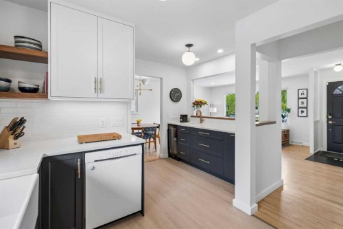 419 40 Street Sw, Calgary, AB - Indoor Photo Showing Kitchen