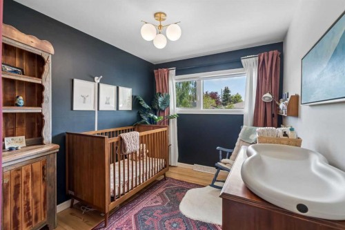 419 40 Street Sw, Calgary, AB - Indoor Photo Showing Bedroom