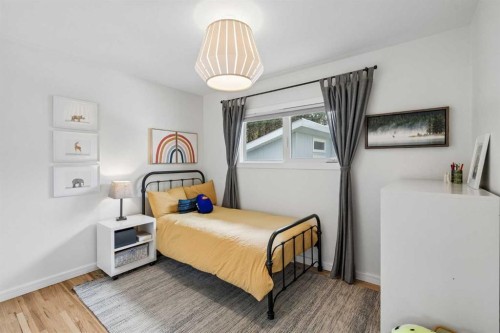 419 40 Street Sw, Calgary, AB - Indoor Photo Showing Bedroom