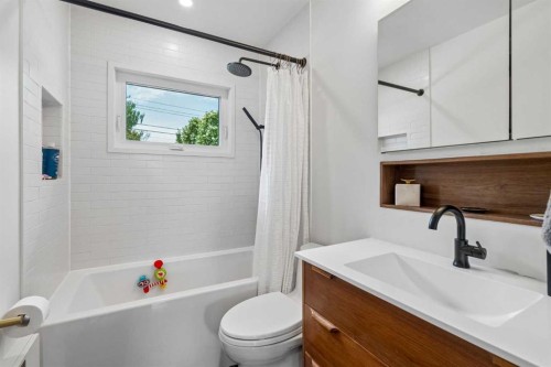 419 40 Street Sw, Calgary, AB - Indoor Photo Showing Bathroom