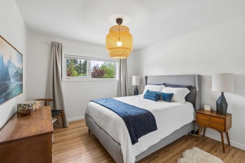 419 40 Street Sw, Calgary, AB - Indoor Photo Showing Bedroom