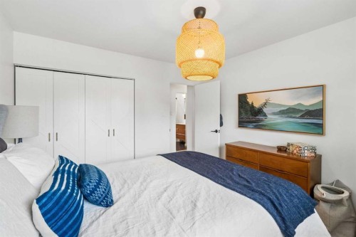 419 40 Street Sw, Calgary, AB - Indoor Photo Showing Bedroom