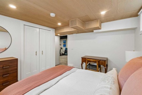 419 40 Street Sw, Calgary, AB - Indoor Photo Showing Bedroom