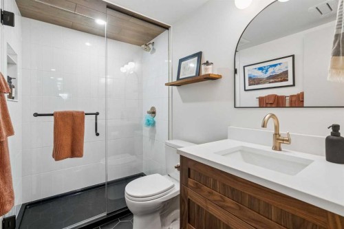419 40 Street Sw, Calgary, AB - Indoor Photo Showing Bathroom