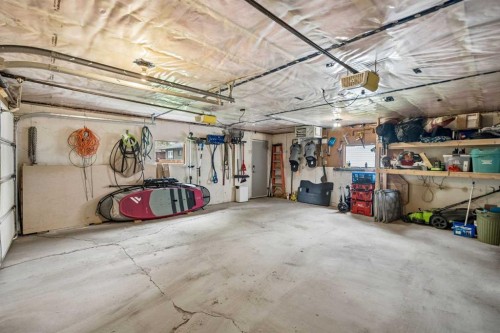 419 40 Street Sw, Calgary, AB - Indoor Photo Showing Garage