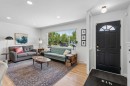 419 40 Street Sw, Calgary, AB  - Indoor Photo Showing Living Room 