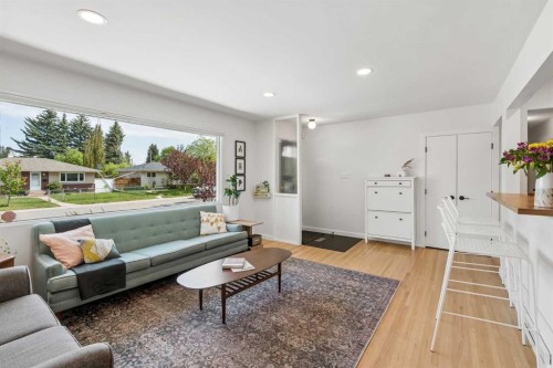 419 40 Street Sw, Calgary, AB - Indoor Photo Showing Living Room