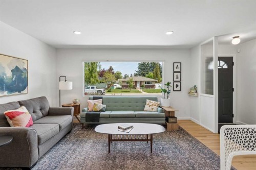 419 40 Street Sw, Calgary, AB - Indoor Photo Showing Living Room