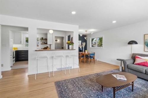 419 40 Street Sw, Calgary, AB - Indoor Photo Showing Living Room