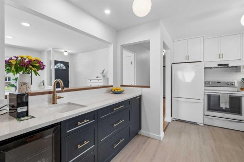 419 40 Street Sw, Calgary, AB - Indoor Photo Showing Kitchen