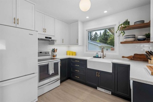 419 40 Street Sw, Calgary, AB - Indoor Photo Showing Kitchen