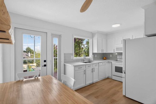 48 Shawcliffe Place, Calgary, AB - Indoor Photo Showing Kitchen